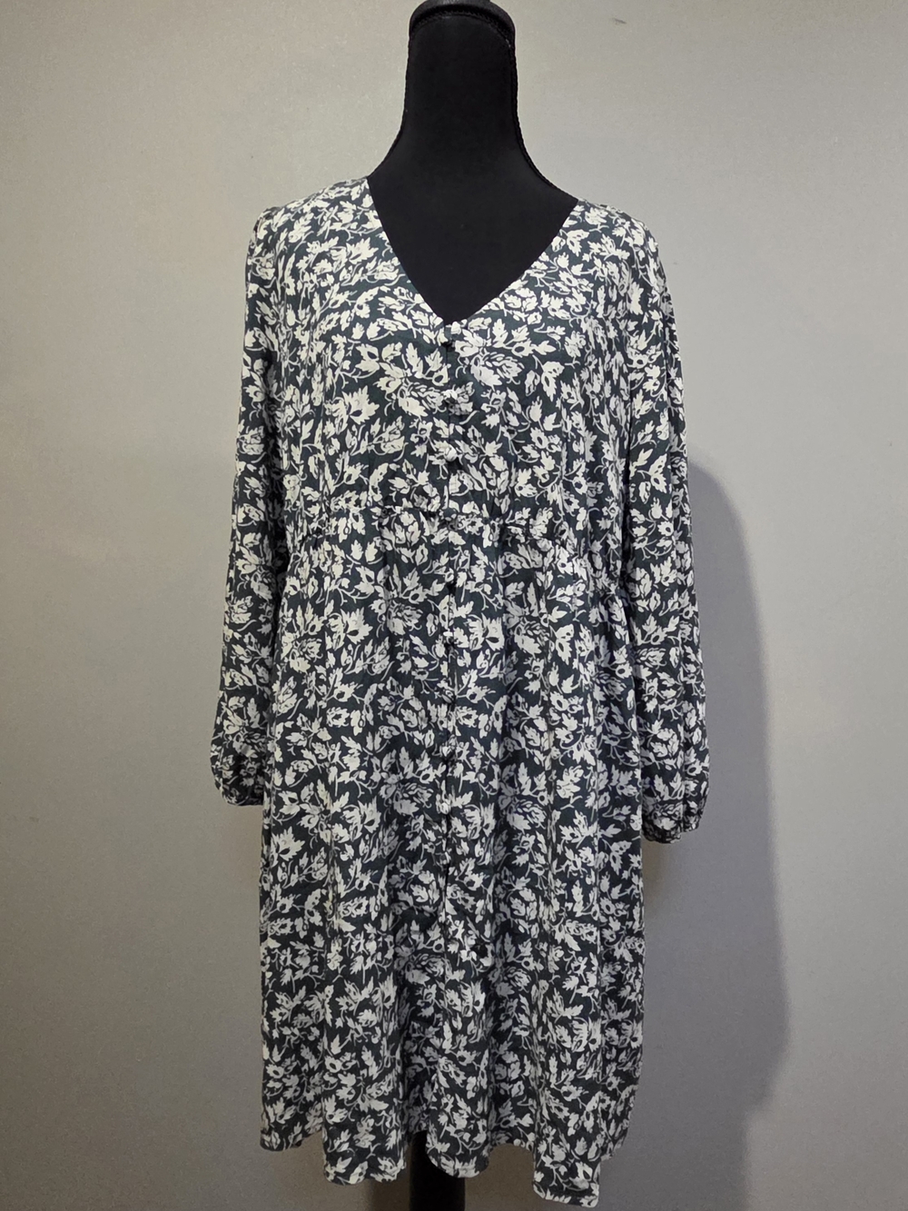Madewell Green and White Floral V-Neck Long Sleeve Dress